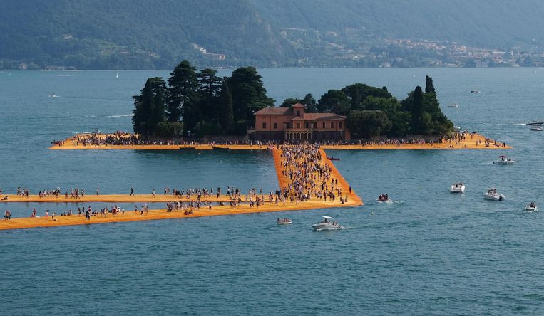 'The Floating Piers' op het Iseomeer in Noord-Italië (2016). 