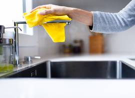 Zo vaak moet je dat vaatdoekje écht wassen