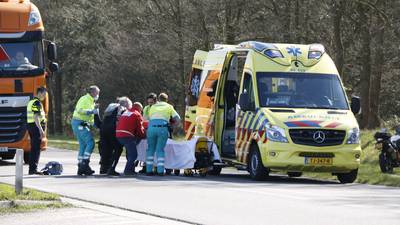 Motor botst achterop andere motor in Beek; één bestuurder naar ziekenhuis