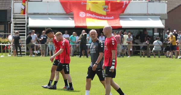 Groepsvorming taboe op training; Van Wonderen begint half juni bij GA Eagles - De Stentor