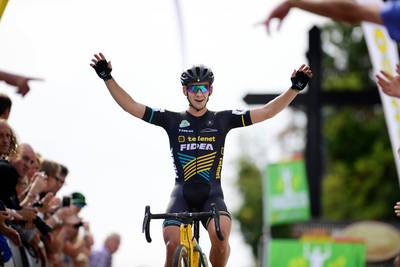 Van der Haar opent veldritseizoen met overwinning, pech nekt Van Aert