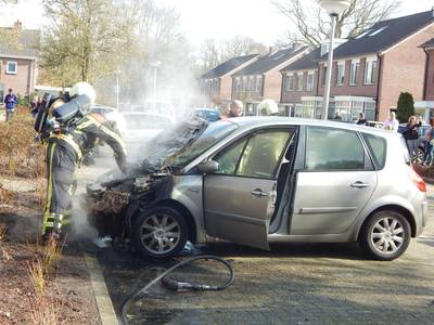 Geparkeerde auto raakt zwaar beschadigd bij brand in Delden