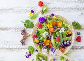 Prikkelbare darm? Déze zomerse salades kun je eten zonder last te krijgen