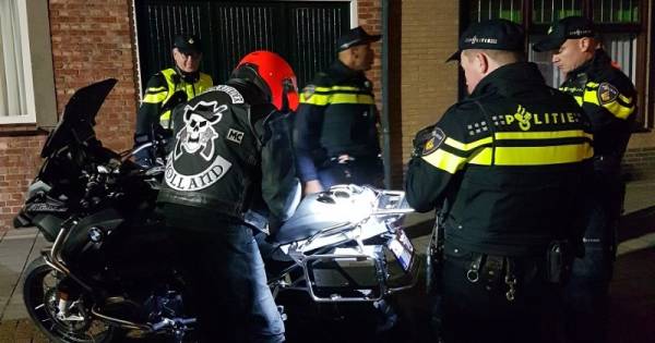 Politie geeft signaal af met actie rond clubavond NoSurrender: We pakken OMG's serieus aan - BN DeSt