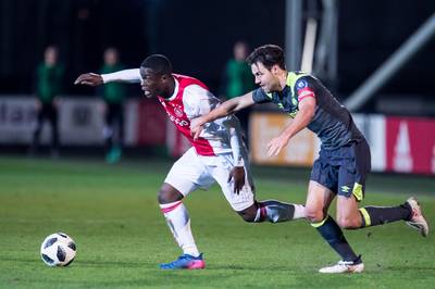Ajax verlengt met drie 19-jarige talenten