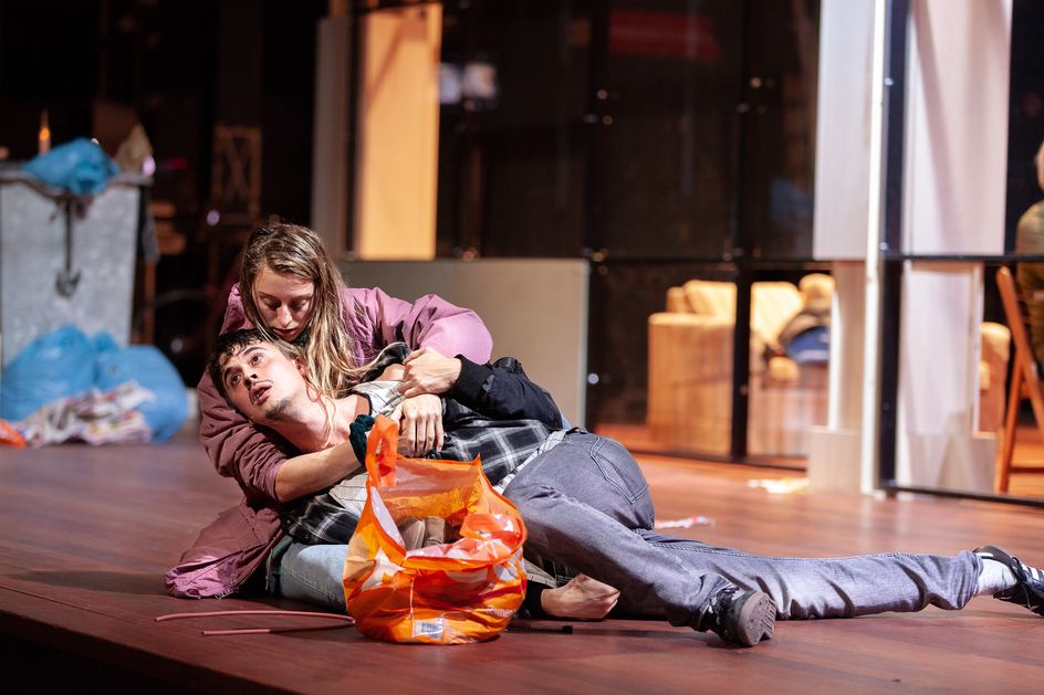 Het toneelstuk 'Thuislozen' is een fascinerend schouwspel, je gaat van die daklozen houden TROUW