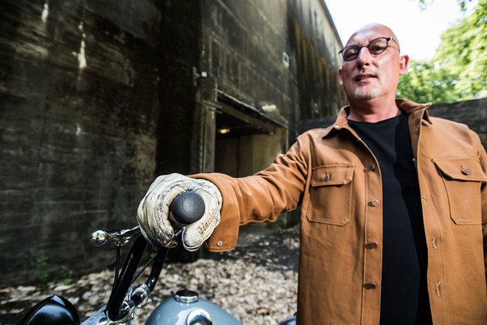 Tim Olgers uit Velp is succesvol met het maken van vintage motorhandschoenen.