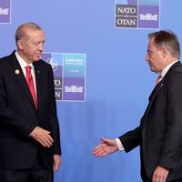 Een verrassend geschenk: De Wever kreeg gegraveerde revolver en zes kogels cadeau van Erdogan na NAVO-top