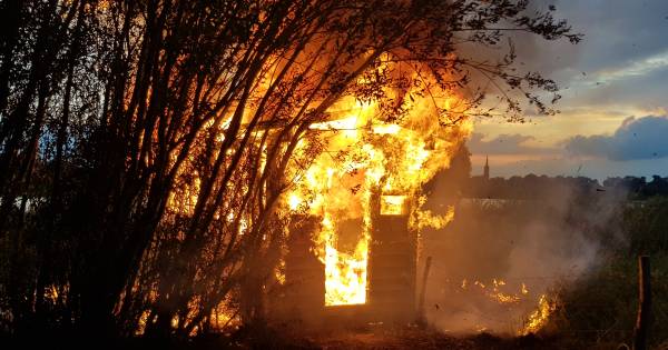 Huisje van vogelspotters gaat in vlammen op in Batenburg