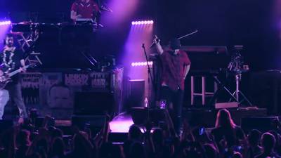 Linkin Park fans herdenken Chester Bennington met 'In the End'