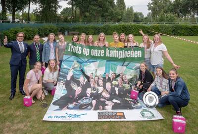 Waterpolosters in de bloemetjes gezet
