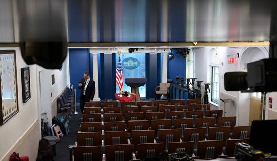 Witte Huis verbande ‘Politico’ en co. vanwege gebruik van anonieme bron. Die blijkt nu... het Witte Huis zelf te zijn