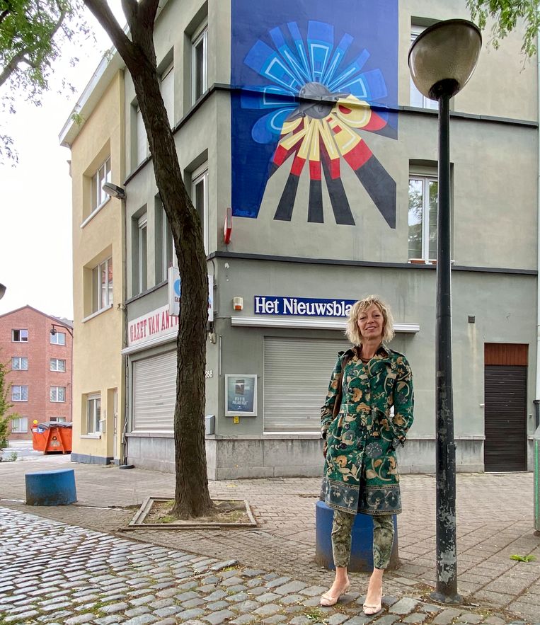 Panamarenko's weduwe Eveline Hoorens (45) aan het nieuwe graffitikunstwerk