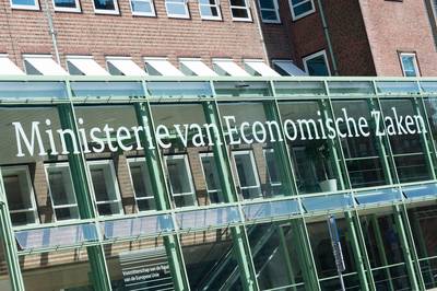 Ingehuurde ambtenaar vangt meer dan een minister