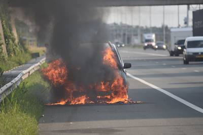 Rijstrook A50 bij Ewijk dicht door brandende auto