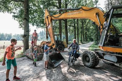 Boze buurt sluit stoffige zandweg tussen Wehl en Didam