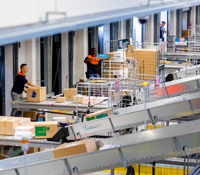 PostNL stopt met schijnconstructies rond onderbetaald sorteerpersoneel