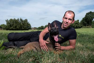 Politiehond bijt verslaggever in arm