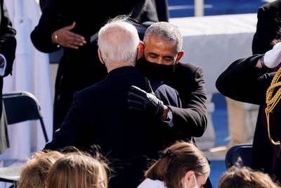 Volop handjes, schouderklopjes en knuffels op inauguratie Biden