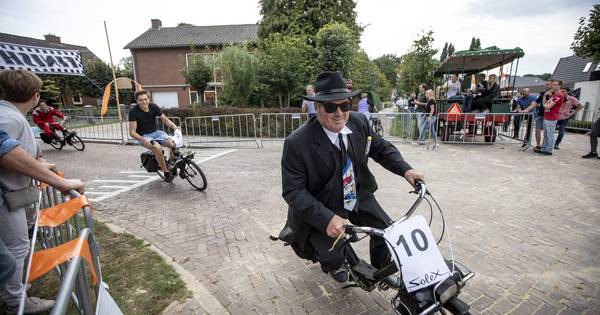 Tilligte geniet van veiling en knotsgekke solexrace