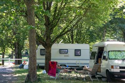 Man gaat compleet door het lint op camping en slaat zijn vrouw meermaals met ijzeren staaf op hoofd