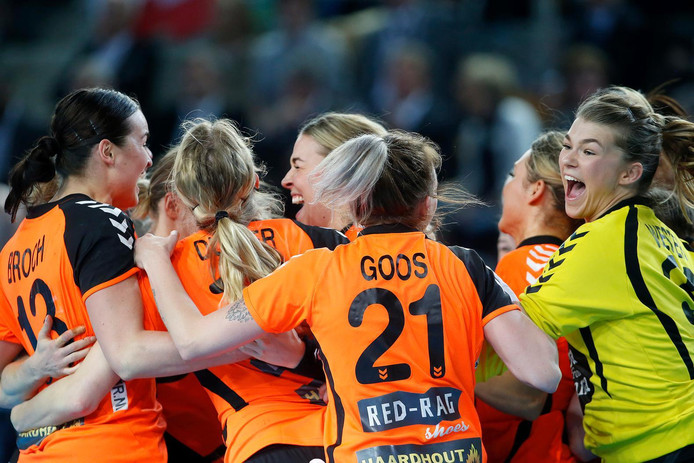 De Nederlandse handbalsters vieren feest na hun kwalificatie voor de Olympische Spelen.