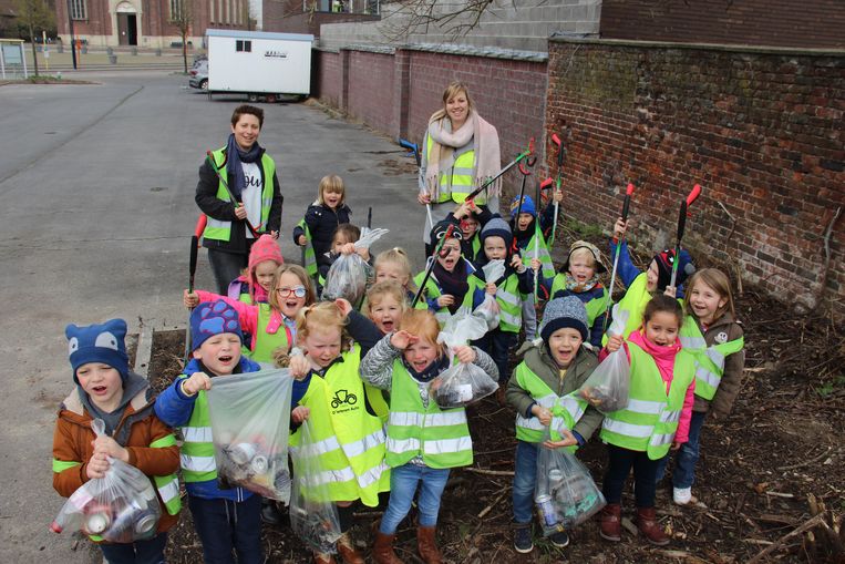 Kleuters van Vrije School Ruien ruimen zelf de straten op “Niet flink als mensen afval op