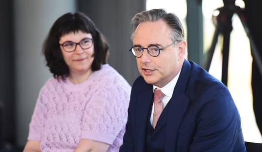 Bart De Wever tussen 25 messcherpe vragen in ‘A-typisch’: verrassend ongemakkelijk, soms ronduit heerlijk