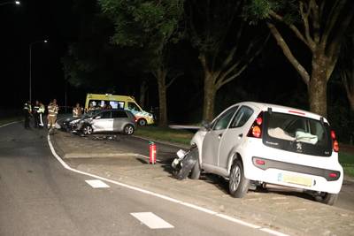 Inzittenden na frontale botsing auto's met elkaar op de vuist, twee mensen naar ziekenhuis
