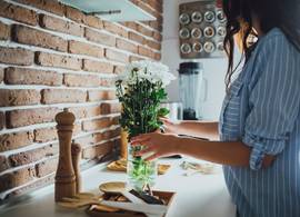 Verwelken je bloemen snel? Dat kan komen doordat ze naast dít item in huis staan