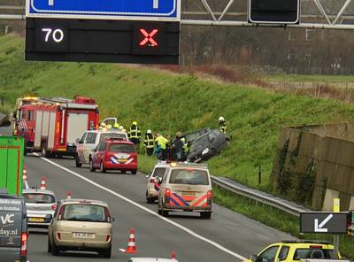 Auto's botsen op A50 en vliegen samen over de vangrail: lichte verwondingen en file