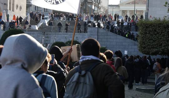 Antifascistische betogers trekken richting Zuidstation in Brussel en scanderen slogans naar politie • 21 arrestaties bij aanval hoofdkwartier Franse tv-zender C-News