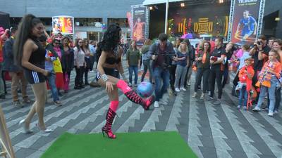 Hooghouden op hakken tijdens Roze Maandag in Tilburg