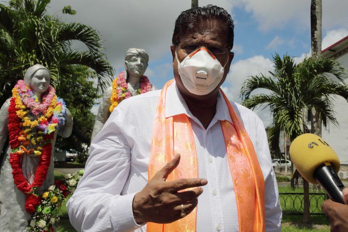 Chan Santokhi (VHP) spreekt de pers toe tijdens een bloemenhulde bij het Monument van Baba en Mai ter herdenking van 147 jaar Hindoestaanse Immigratie.