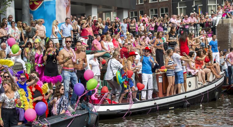 Imam vaart mee op Gay Pride Amsterdam - Trouw
