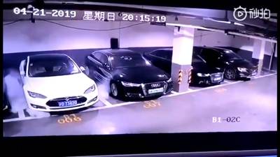 Tesla onderzoekt ontploffende auto China