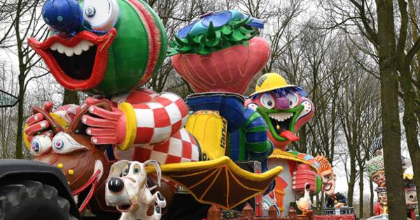 Kleurrijke wagens in optochten Haps en Sint Agatha - De Gelderlander