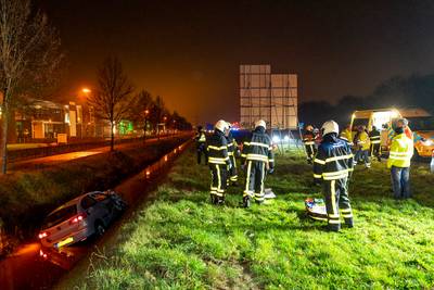 Twee gewonden bij ongeval op A59 ter hoogte van Made, auto slaat over de kop