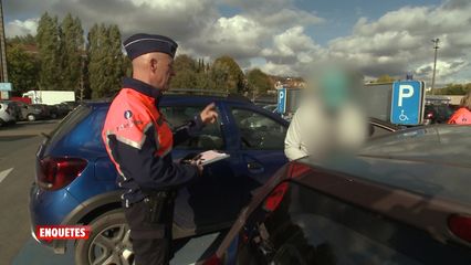 4. Un conducteur va tenter d’éviter le barrage