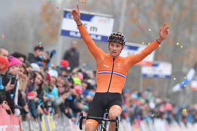 Superieure Van der Poel vernedert tegenstand in Tabor
