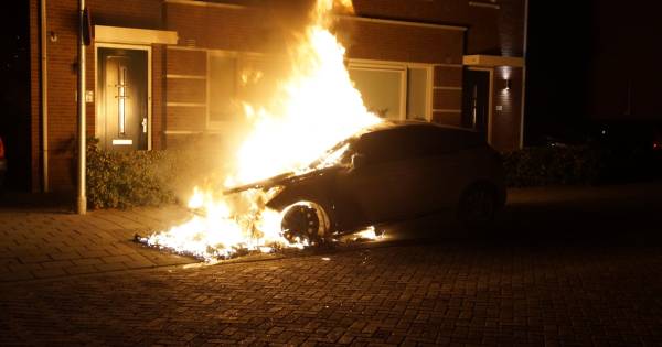 Auto volledig uitgebrand in Elshout
