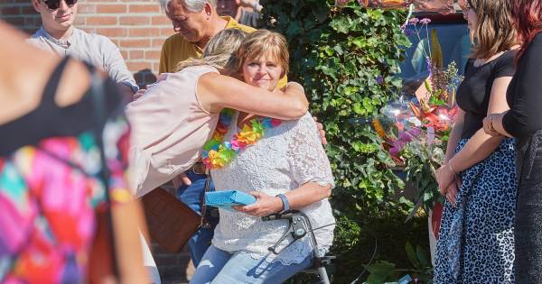 Vorstenbosch onthaalt ex-coronapatiënte Ellen na drie maanden op grootse wijze: 'Ze verdient weer ee