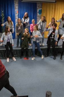 Jongerenkoor Tzjill mag de jeugdversie van Grease uitvoeren: ‘dit gaat heel vet worden’