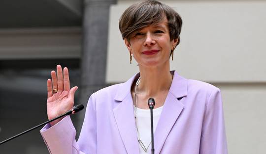 Wie is Cieltje Van Achter (N-VA), de nieuwkomer die ei zo na de klasfoto van de nieuwe Vlaamse regering miste?