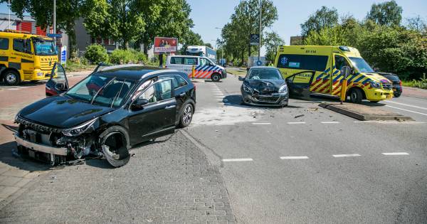 Twee autos total loss bij ongeluk op Westervoortsedijk in Arnhem.