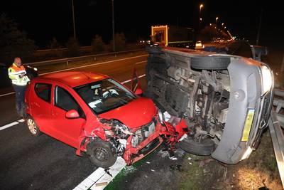 Bestelbusje op zijn kant na ongeval, A50 bij Schaarsbergen is weer vrij