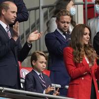 Wat is-ie groot geworden! Prins George steelt de show tijdens voetbalwedstrijd