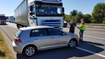 Auto meters meegesleurd met vrachtwagen op A12