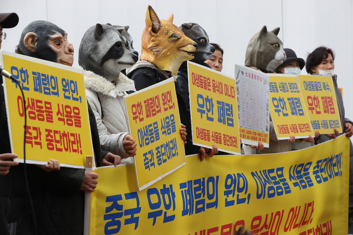 Zuid-Koreaanse dierenactivisten protesteren tegen de verkoop van wilde dieren op Chinese markten.
