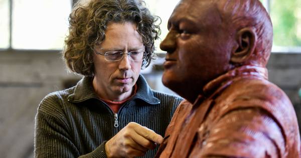 Beeldhouwer Richard van der Koppel is bijna klaar met Martin Jol